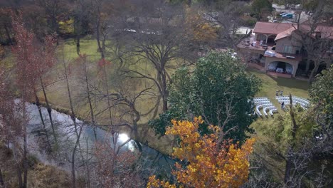 Un-Lugar-Para-Celebrar-Una-Boda-En-La-Región-Montañosa-De-Texas-Se-Encuentra-En-Un-Arroyo-Rodeado-De-Cipreses-Y-Cedros-Que-Cubren-Las-Cimas-De-Las-Colinas