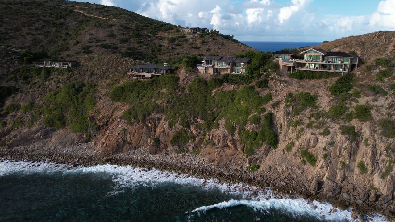 카리브 해 위 의 언덕 에 있는 비싼 빌라 들 의 공중 사진, 영국 처녀 제도 해안선