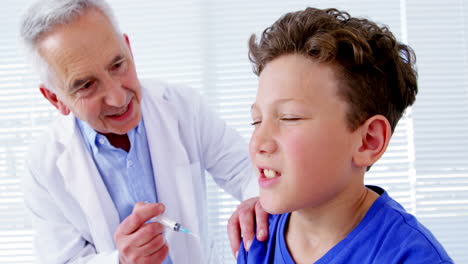 médico masculino dando una inyección a un paciente