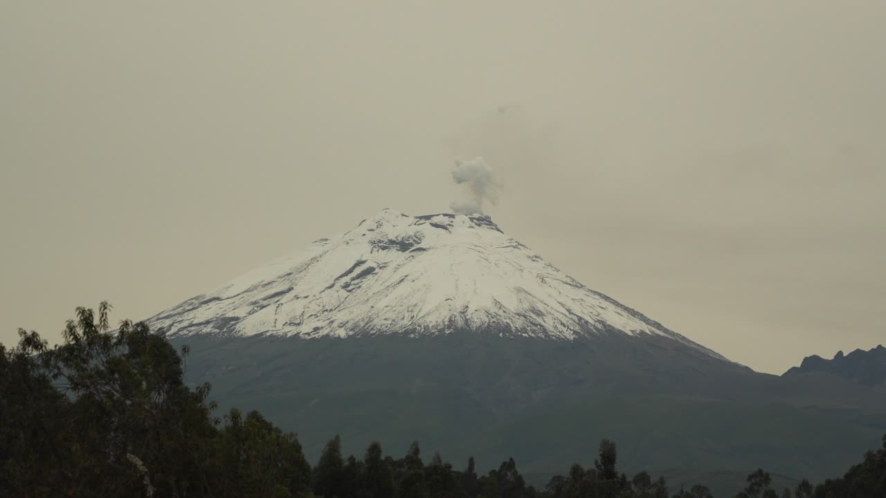 volcán cotopaxi en las montañas de los andes, ubicado en la ciudad de latacunga, ecuador