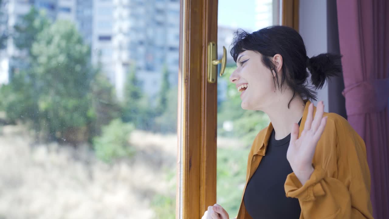 행복한 젊은 여성이 집에서 춤을 추고 있습니다.