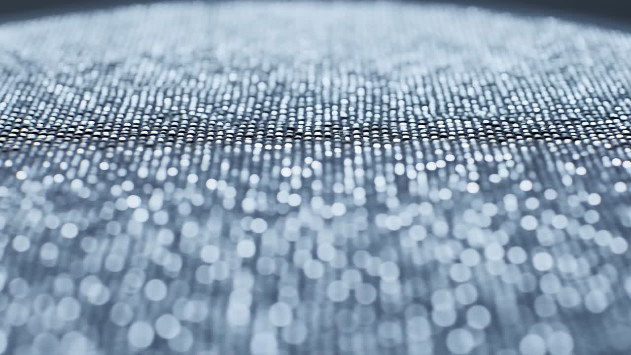 Primo piano macro di particelle metalliche scintillanti che si mettono a fuoco.