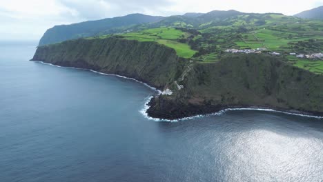 Malerische-Landschaft-Von-Sao-Miguel,-Azoren,-Portugal,-Ozean,-Klippe,-Wellen,-Drohnen-Luftaufnahme