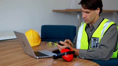 trabajador masculino usando teléfono móvil en el escritorio 4k