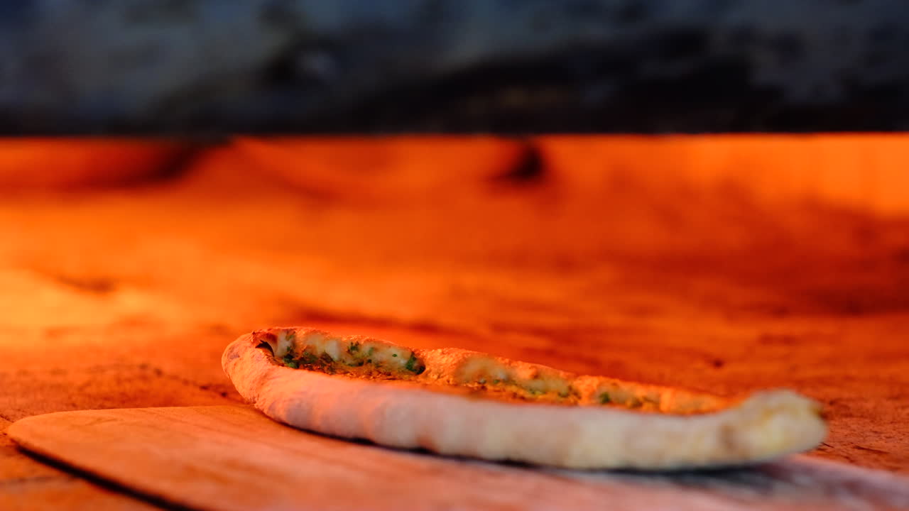 la pita se está horneando en el horno de piedra
