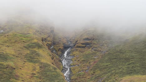 Wasserfall-Bach-In-Den-Bergen-In-Nepal-Im-Annapurna-Himalaya-Gebirge-In-Den-Wolken-In-Einer-Stimmungsvollen-Landschaft-Mit-Wolken,-Himalaya-Wasserfall-Und-Flussszene