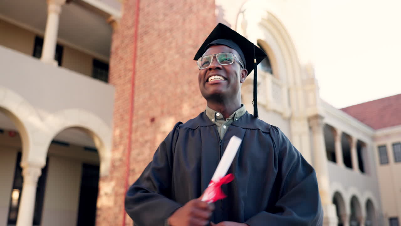 hombre negro feliz, estudiante y graduación