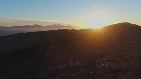 Griechisches-Dorf-Mit-Bergen-Und-Sonnenuntergang-Im-Hintergrund