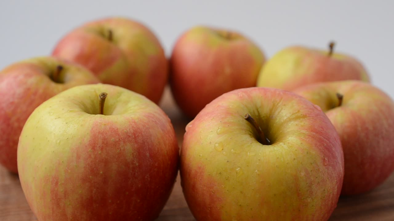 Æbler på et bræt. Optagelse i bevægelse
