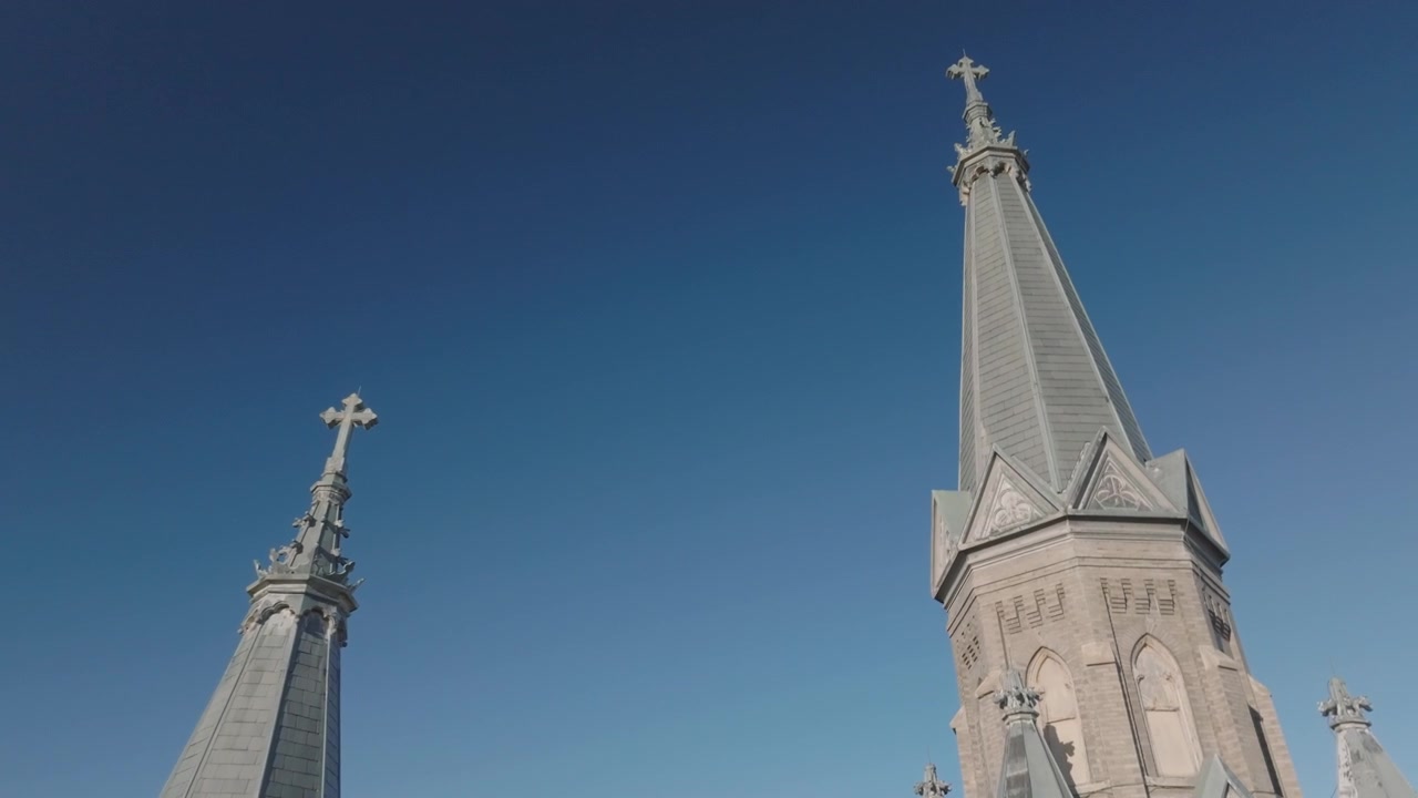 Vista aerea di una chiesa a Greenpoint, Brooklyn. Ripresa in una mattina d'autunno a New York City