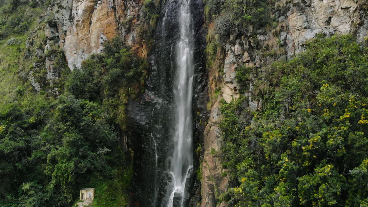 vista aérea de la cascada en medio de las montañas - colombia
