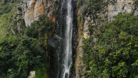 Luftaufnahme-Des-Wasserfalls-Mitten-In-Den-Bergen---Kolumbien