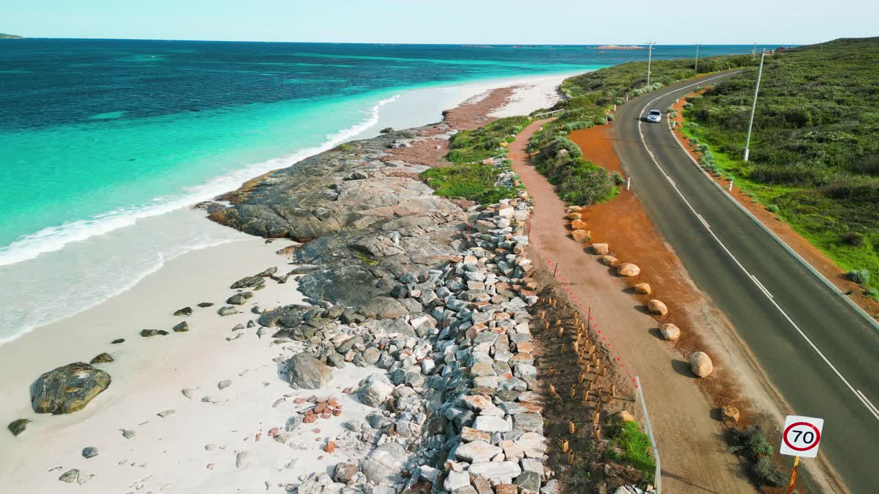 아름다운 인도양과 도로에서 자동차를 운전하는 오스트레일리아의 케이프 리우윈 해안선