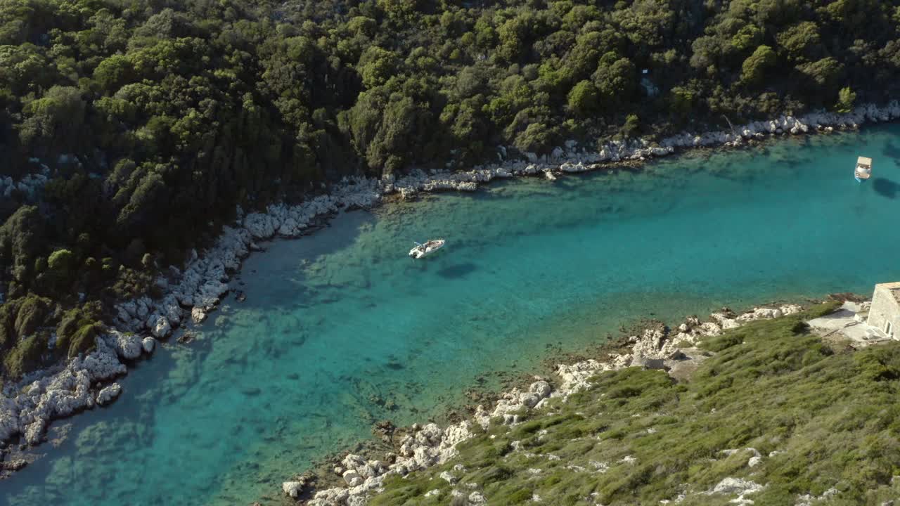 barcos en el río de la laguna mediterránea en la isla griega de corfú, antena