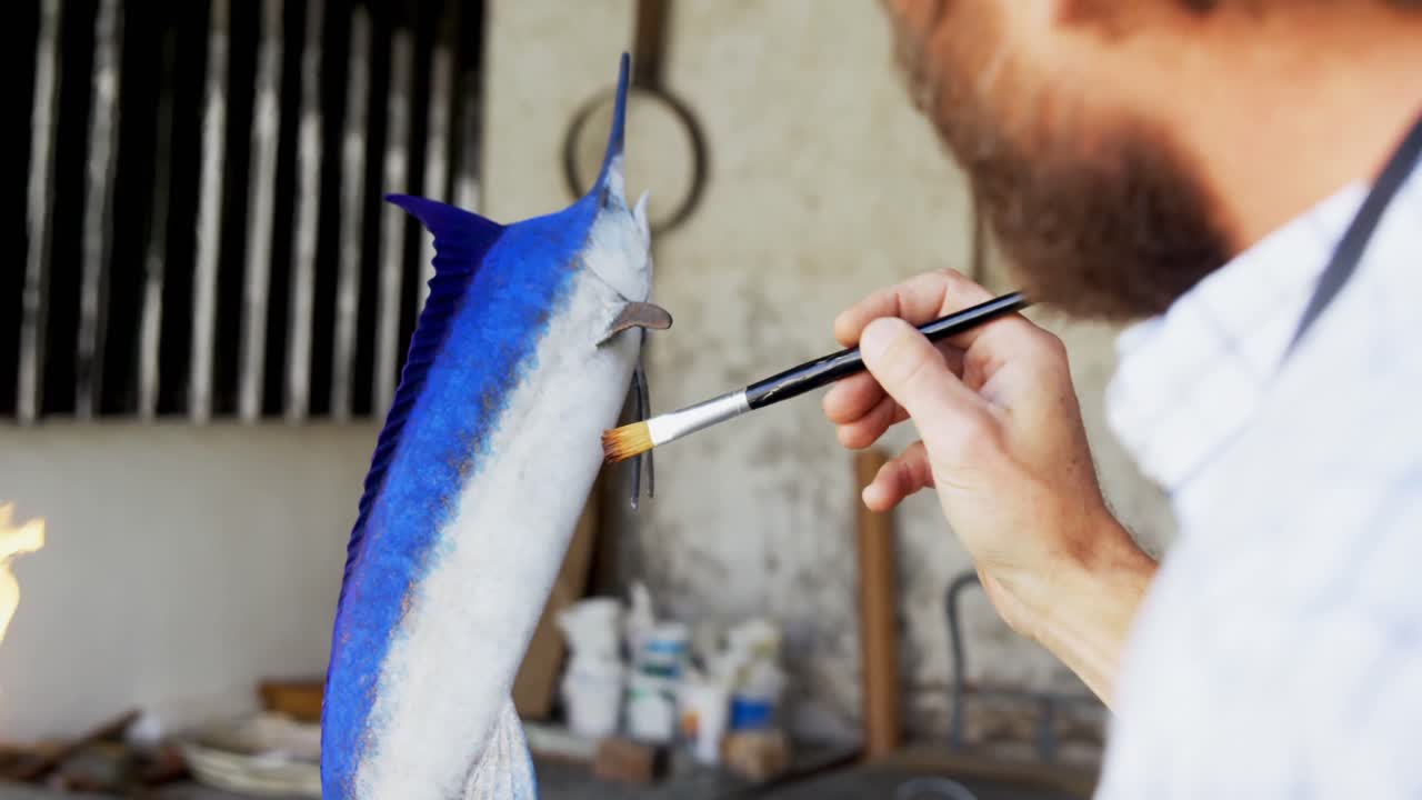 물고기 조각을  ⁇ 는 장인 4k