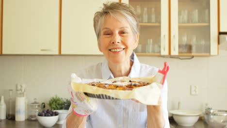 mujer mayor sosteniendo comida dulce