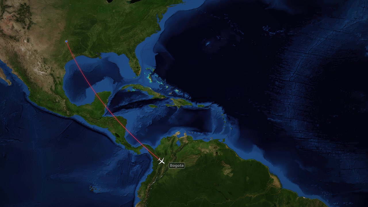 Ícone de avião segue o caminho de uma linha vermelha de Dallas para Bogotá em um mapa-múndi de satélite.
