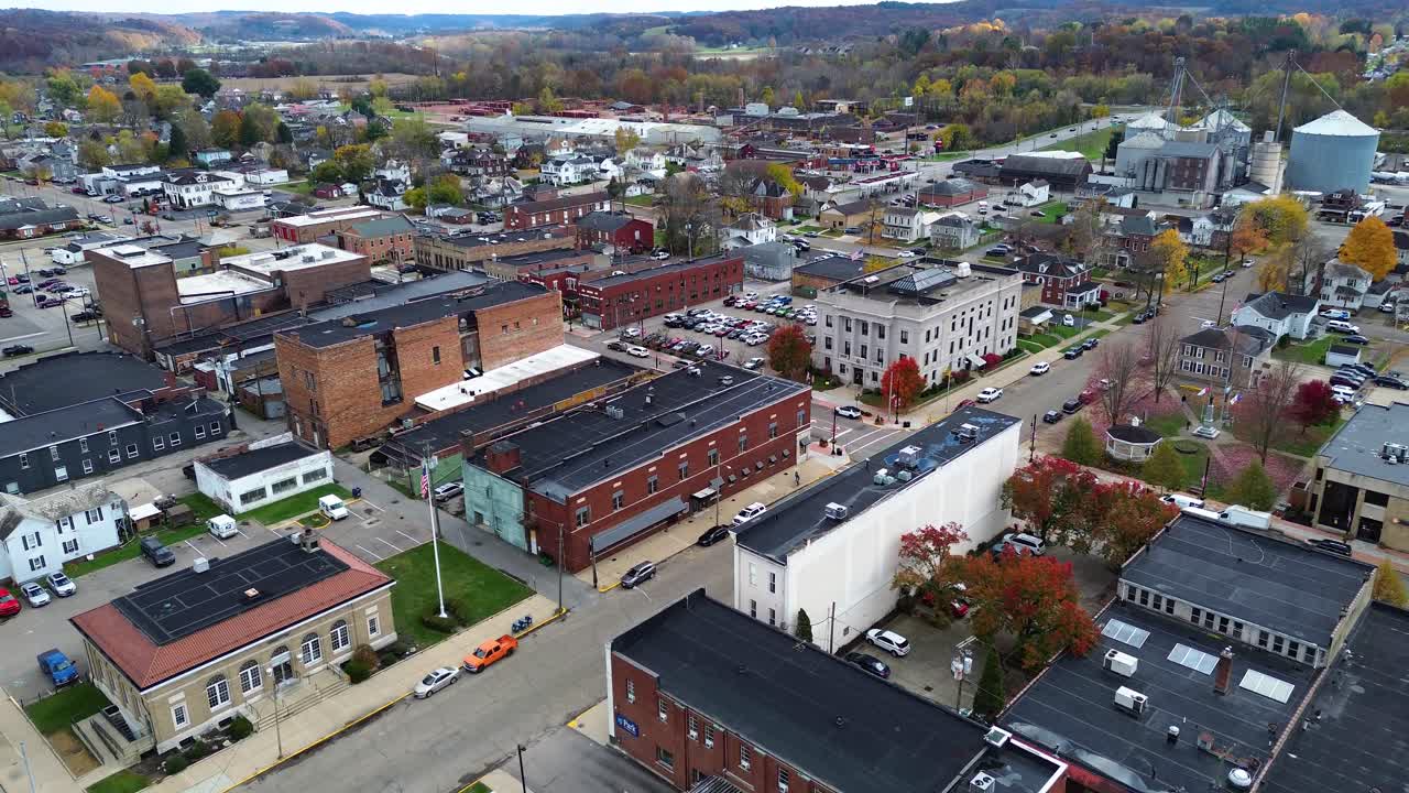 logan, ohio, imágenes aéreas de drones del centro de la ciudad y los alrededores