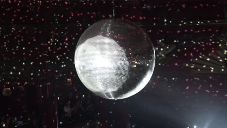 enorme bola disco en cámara lenta en un club en londres 5