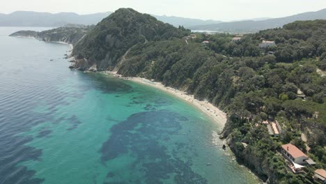 Isla-De-Elba-En-Italia-Costa-Mediterránea-Imágenes-Aéreas-De-La-Playa-Con-Aguas-Azul-Turquesa,-Vuelo-Con-Drone-Turismo-Europeo