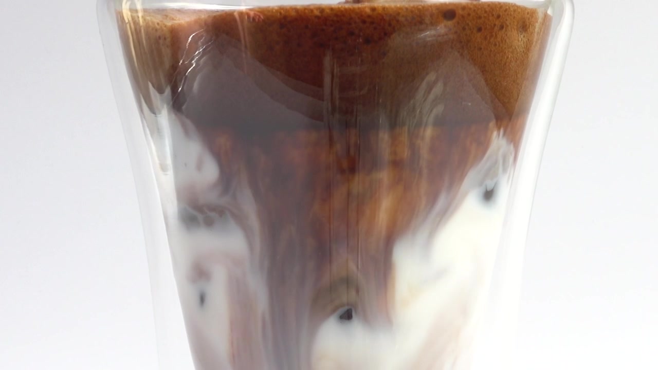 Preparazione di caffè freddo con latte e ghiaccio