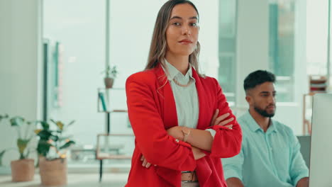 Rostro,-Líder-Y-Mujer-Con-Los-Brazos-Cruzados