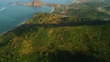 revelando un panorama aéreo pintoresco: la costa paradisíaca de la isla de lombok y la playa de aan, indonesia