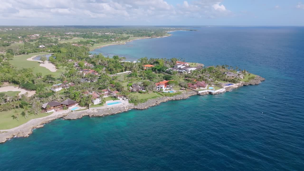 Ripresa aerea orbitante che mostra la lussuosa Casa de Campo Romana con Punta Aguila nella Repubblica Dominicana.