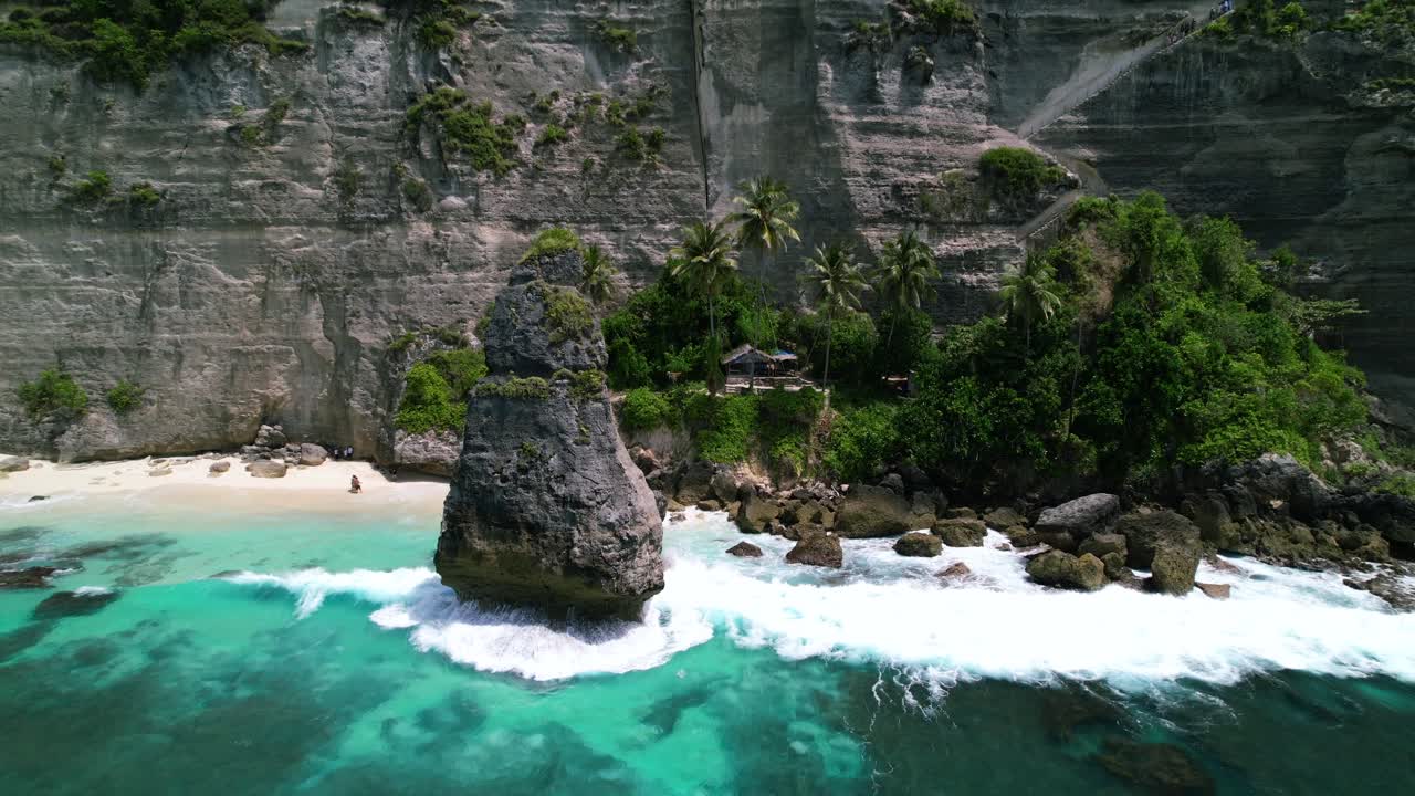 video aéreo de drones de la playa de diamantes en nusa penida bali durante el día