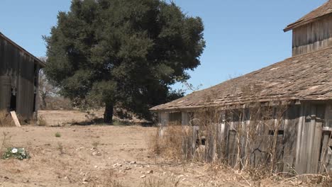 Pan-A-Través-De-Nn-Antiguo-Granero-En-El-Valle-De-Salinas,-Condado-De-Monterey,-California