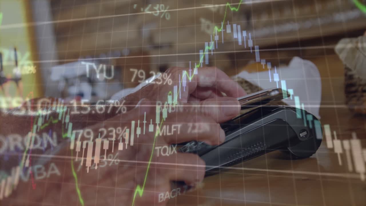 animación de procesamiento de datos sobre la sección media del hombre usando teléfono inteligente para hacer pago en un café.