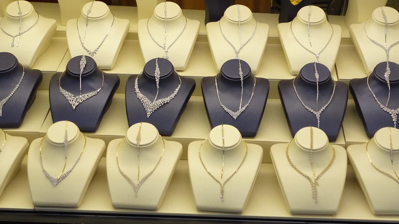 화려한 다이아몬드와 금의 목걸이가 전시되어 있습니다.