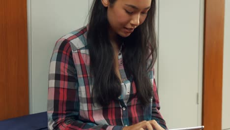 estudiante escribiendo en su diario escolar