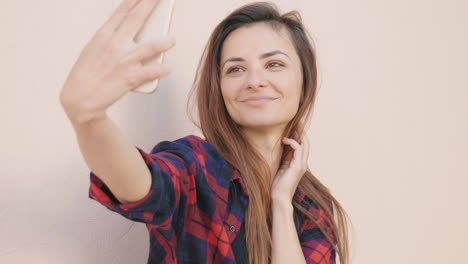 mujer tomando una selfie