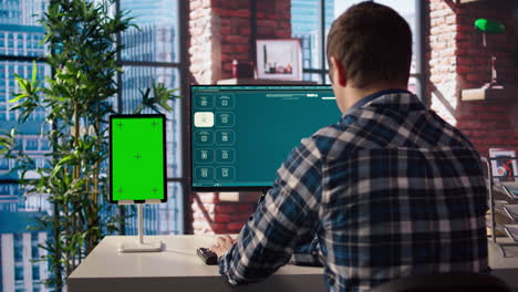 el hombre mira el tutorial en la tableta chroma key sobre el asistente virtual ai
