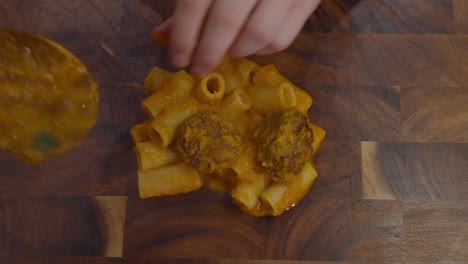 Chef-Agregando-Toques-Elegantes-A-La-Pasta-Con-Albóndigas-Y-Salsa-De-Verduras