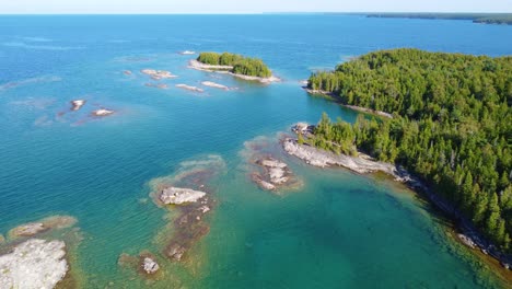 majestuoso recorrido por la naturaleza de la bahía de georgia con lago turquesa, costa rocosa y denso bosque en ontario, canadá