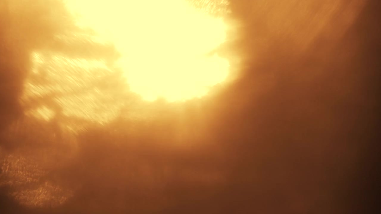 Abstrakte gyldne lyslækager og lens flares.