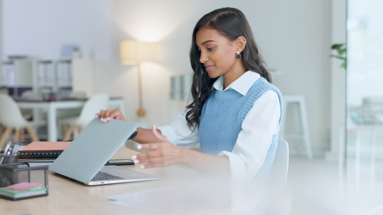joven mujer de negocios navegando por las redes sociales