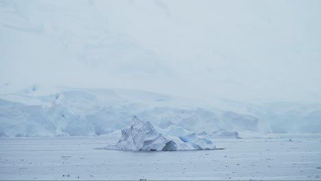 Antarktis-Winter-Eisberg-Landschaft-An-Der-Küste-In-Kalten-Blauen-Antarktischen-Halbinsel-Landschaft-Mit-Schnee,-Eis-Und-Gletscher-In-Dramatisch-Schönen-Küstenszene-Mit-Meerwasser