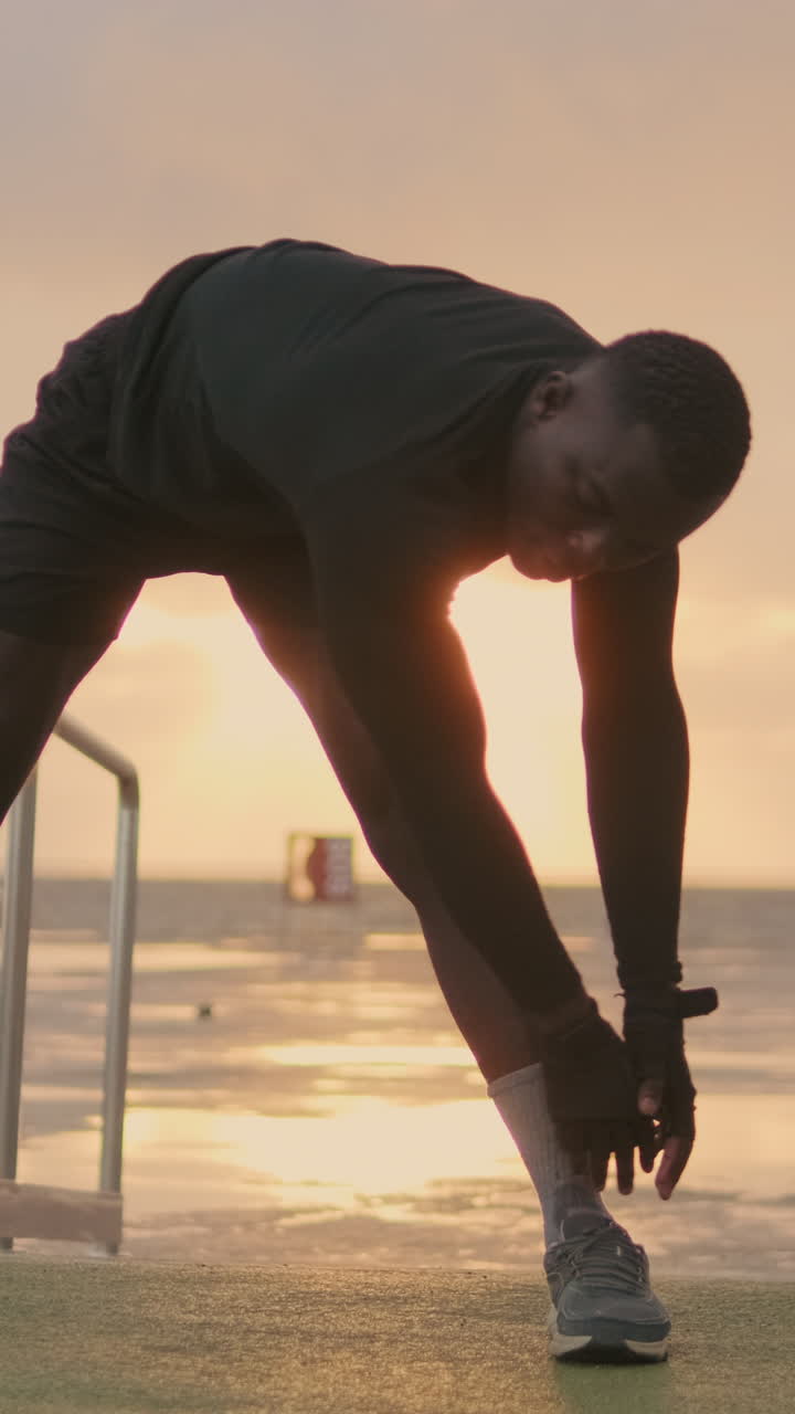 Uomo che fa stretching all'aperto al tramonto