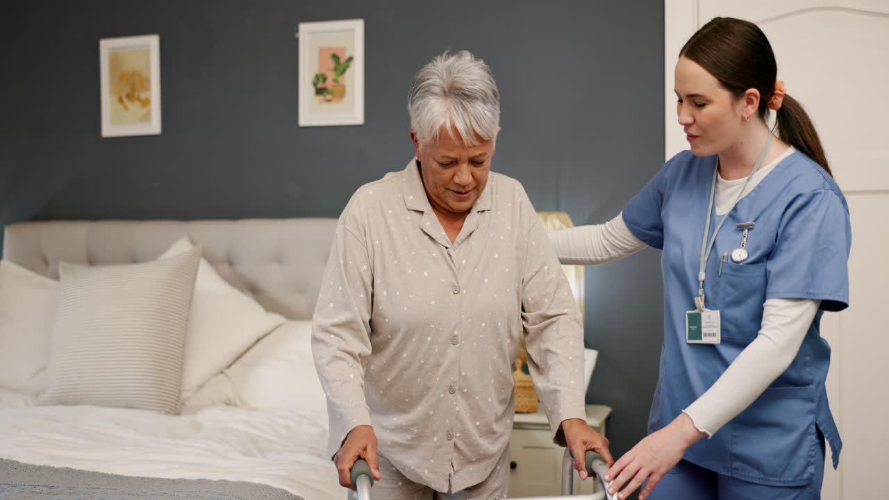 anciana, enfermera con ayuda o apoyo