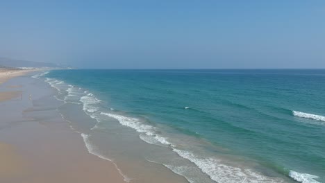 Espectaculares-Playas-En-Zahara-De-Los-Atunes-En-La-Provincia-De-Cádiz,-Mar-En-Calma