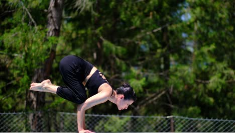 Das-Mädchen-Macht-Yoga-Mit-Kopfstand-Auf-Dem-Graswellnes