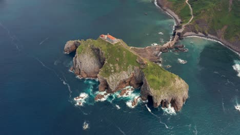 oceano ondulato vicino alla montagna verde con passerella sotto il cielo