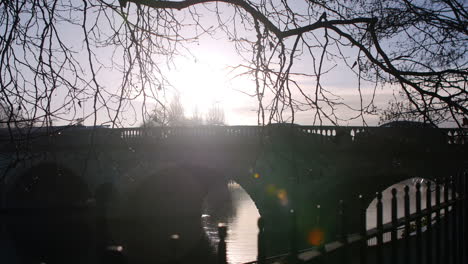 Silhouette-Des-Verkehrs,-Der-Die-Brücke-über-Den-Fluss-überquert