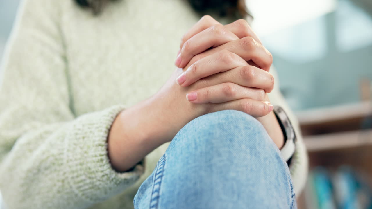 estrés, manos y mujer en una sala de estar