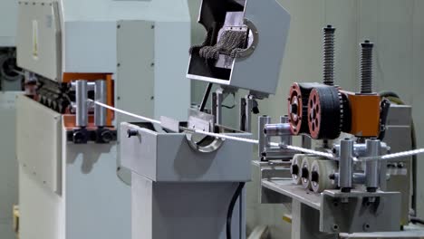 producción de alambre de cobre, cable de bronce en carretes en la fábrica. equipo para la producción de cable eléctrico