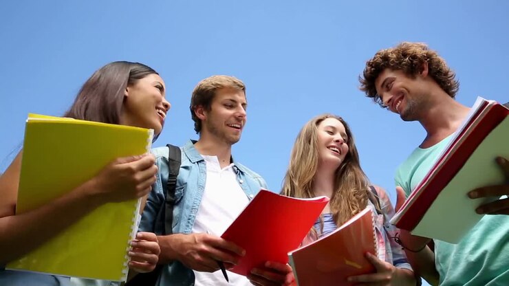 Studenti felici in piedi all'aperto che chiacchierano