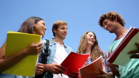 Glückliche-Schüler-Stehen-Draußen-Und-Unterhalten-Sich